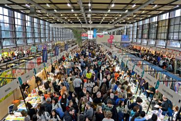 Euskal kultura hauspotzeko asmoz, milaka eta milaka bisitarik Durangoko Azoka Kulturaren Jaialdi bilakatu dute